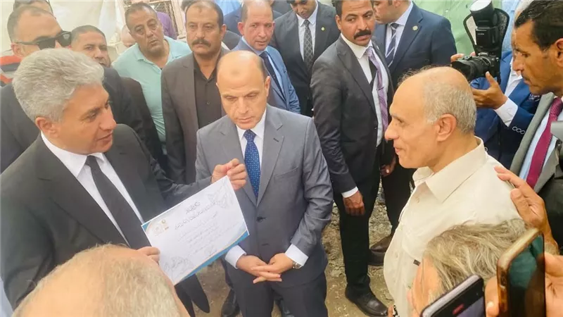 وزير الآثار يهدي مواطن وزوجته شهادة تكريم ورحلة عمرة تقديراً لأمانتهما