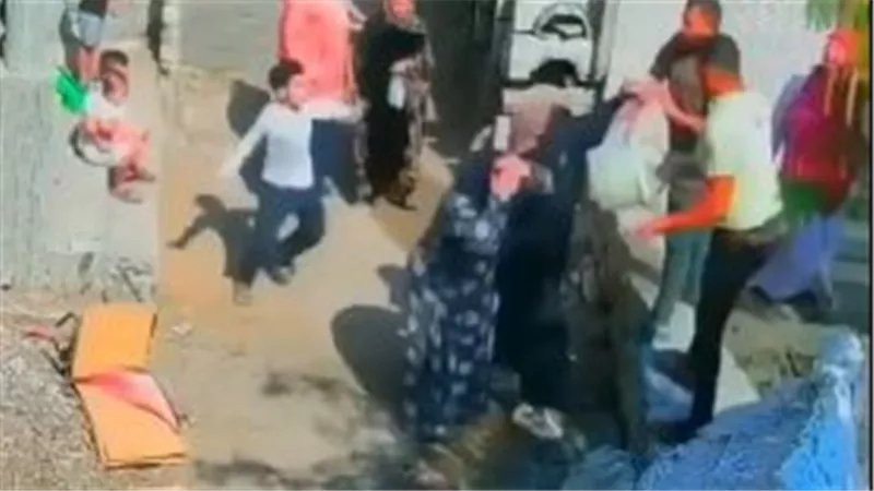 ضرب بالعصي والشوم.. فيديو صادم لاعتداء على سيدتين داخل إحدى القرى يشعل الغضب 