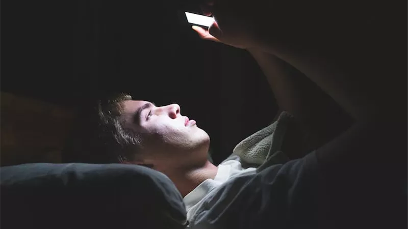 تصفح الهاتف في السرير