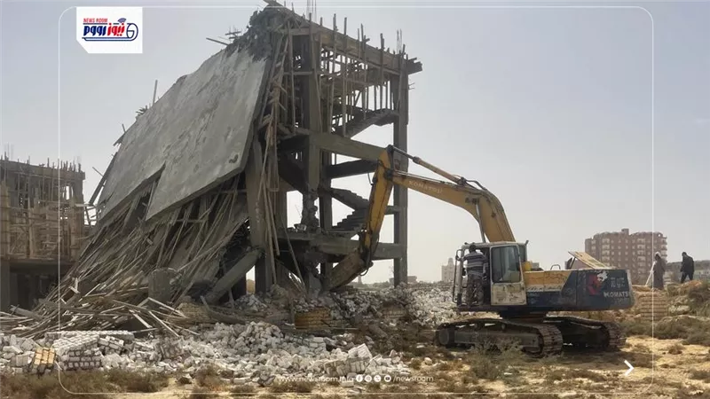 إزالة مبنى مخالف لإقامته خارج الحيز العمراني بقرية تونس بمركز يوسف الصديق