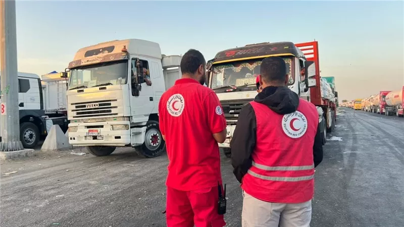 الهلال الأحمر المصري يطلق قافلة «زاد العزة» 297 إلى غزة بـ3307 أطنان من المساعدات