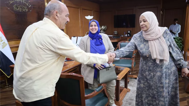 محافظ السويس يستقبل معلمة مدرسة الإيمان للاطمئنان على حالتها بعد الاعتداء عليه