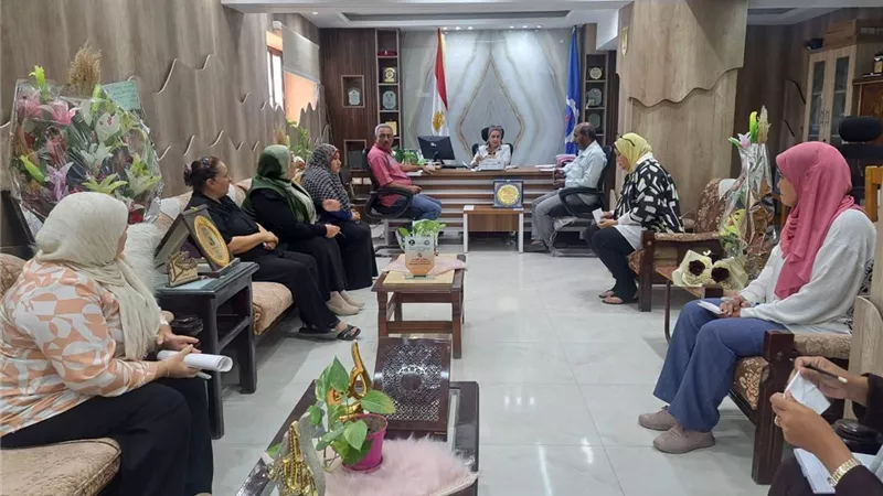 مدير الشباب والرياضة بالسويس تبحث خطط العمل وتطوير الأداء بالمديرية 