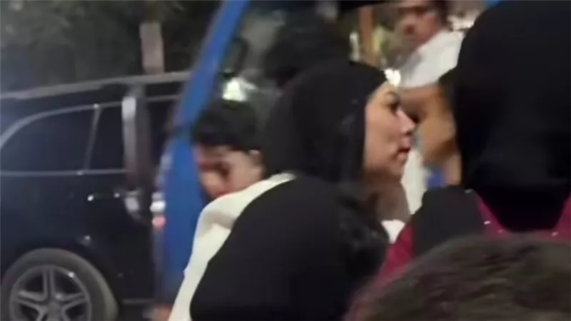أخصائية تجميل تستغيث بعد تعرض العاملات بمكان عملها للاعتداء بسبب منع الزحام 