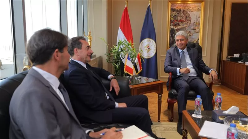 وزير السياحة يبحث مع السفير الفرنسي تعزيز الاستثمارات الفندقية وإحياء معبد بهبيت الحجارة