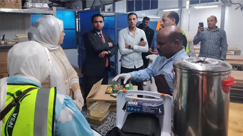 تسمم24عامل بمصنع ببورسعيد و سحب عينات من الكشري وإيقاف تشغيل المطبخ