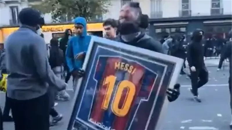 سرقة قميص ميسي في باريس قبل قمة برشلونة.. ماذا حدث؟