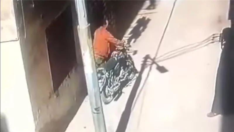 «ساعدوني أرجعه».. استغاثة صاحب موتوسيكل بعد سرقته نهارًا من أمام منزله 