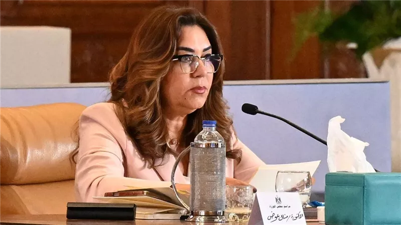 منال عوض: 123 محطة لرصد الهواء وتحويل 754 أتوبيسا للعمل بالغاز الطبيعي