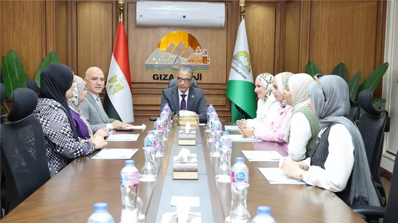 محافظ الجيزة يكرم 5 ممرضات بالحوامدية لأمانتهن في الحفاظ على أموال مريض فاقد الوعي