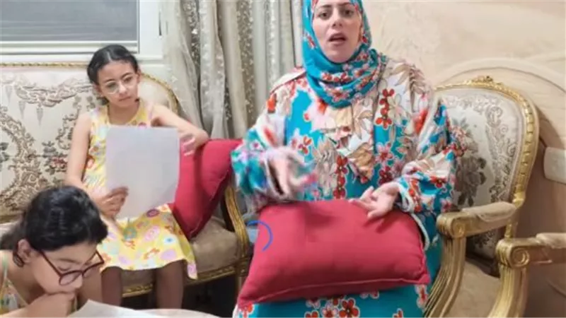«عيال 9 سنين بيذاكروا لحد الساعة 1 الصبح».. سيدة تستغيث من ضغط المناهج والتقييمات