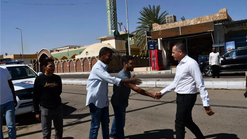 محافظ أسوان يتفقد تجهيزات المسرح المخصص للعروض الفنية بليلة التعامد بأبوسمبل