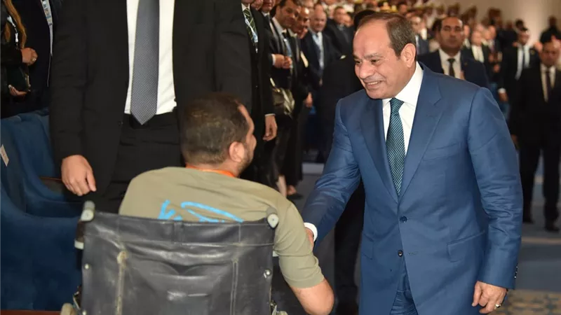 لفتة إنسانية.. رئيس الجمهورية يحرص على مصافحة أحد الحضور من ذوي الهمم عقب انتهاء الجلسة