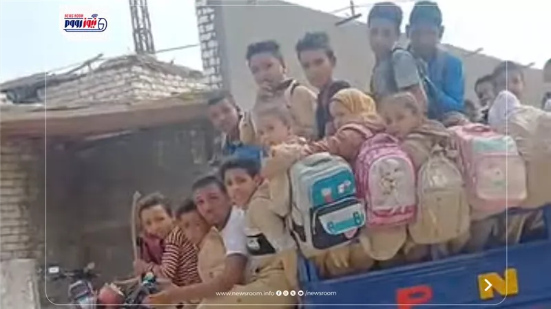 بعد مأساة وفاة تلميذين في حادث عزبة سمعان بالفيوم مواطن يوثق نقل أكثر من 20 تلميذا على تروسيكل بعزبة الشيخ علام