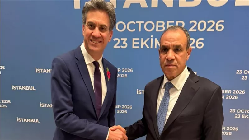 وزير الخارجية يلتقي وزير خارجية المملكة المتحدة لمناقشة مستجدات الأوضاع الإقليمية 