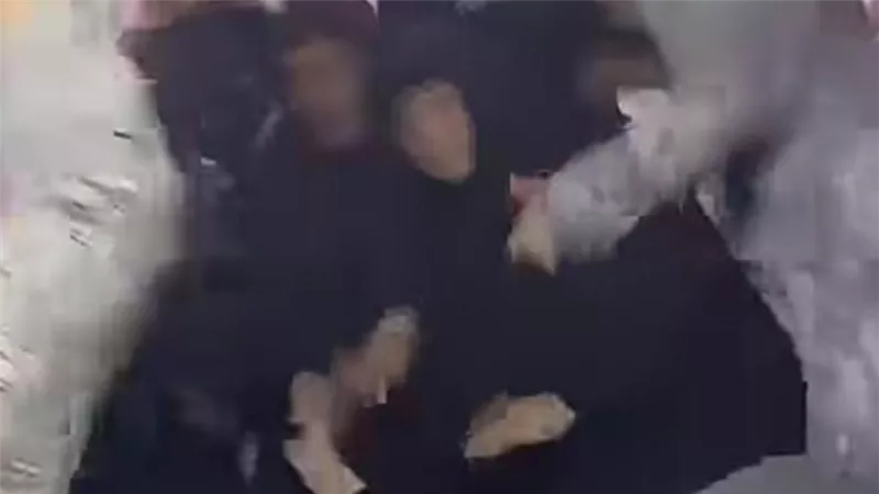 اقتحام محل ملابس بالأسلحة وتحطيم محتوياته بسبب اتهامات بتصوير فتيات 
