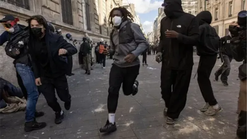 فرنسا تعتقل 135 شخصًا خلال احتجاجات غلاء المعيشة.. واستنفار أمني واسع