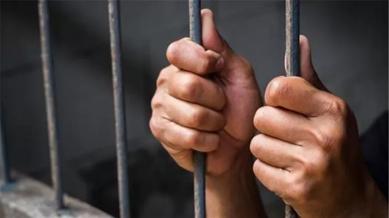 إحالة عامل للجنايات استدرج طالبة  عبر 