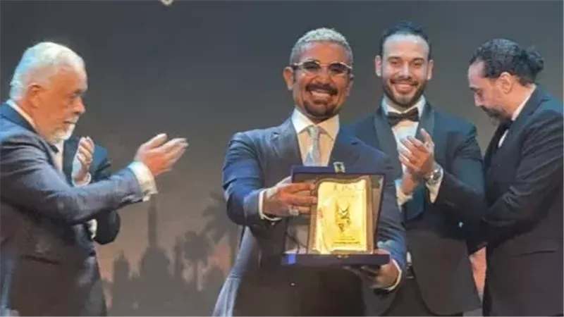أشرف زكى يكرم أحمد سعد ويمنحه عضوية نقابة المهن التمثيلية في الدورة التاسعة لمهرجان النقابة