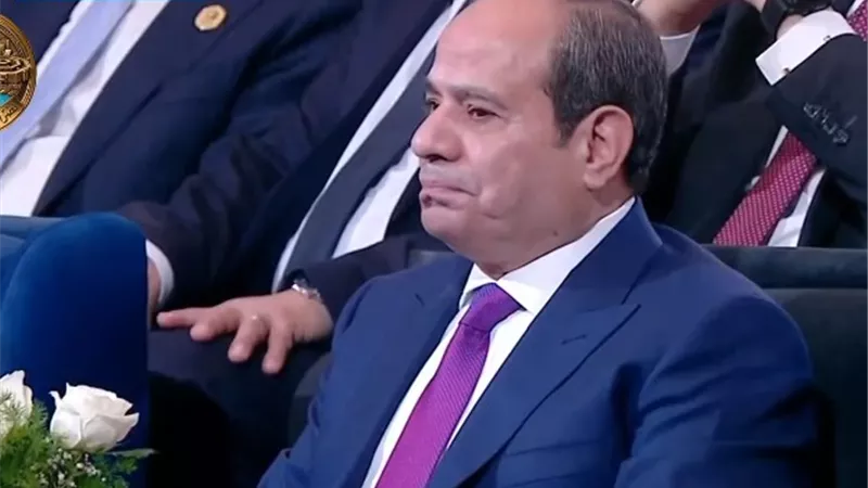 «أول مرة أنام على سرير».. السيسي ومدبولي يحبسان دموعهما تأثرًا بموقف طفل في الأسمرات