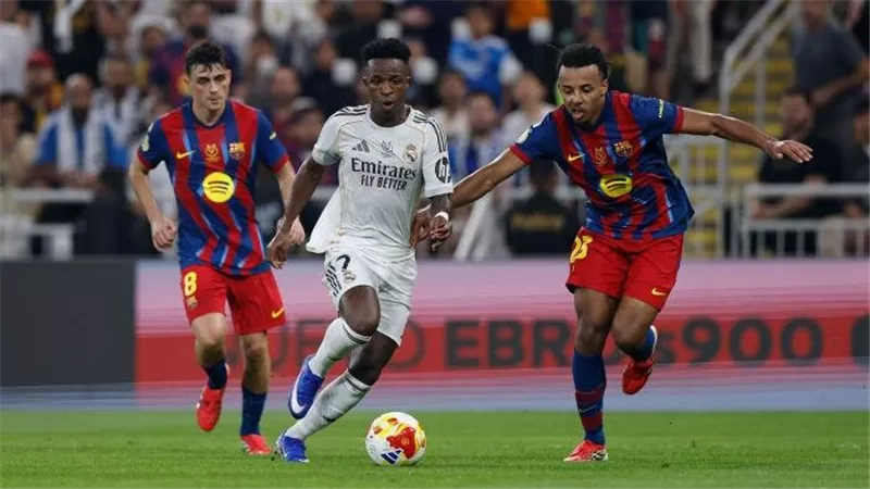غيابات مؤلمة تضرب برشلونة وريال مدريد في قمة كلاسيكو الأرض