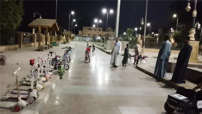 الأهالي اشتكوا من المضايقات.. حملة مسائية تخلي حديقة الخالدين من الباعة الجائلين في إسنا