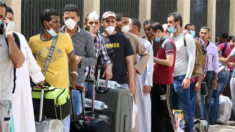 زلزال الـ7 آلاف معلم في الكويت.. هل يواجه المصريون العاملون بالمهن الأخرى شبح الاستغناء عنهم؟ |خاص