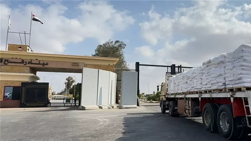 الهلال الأحمر المصري يرسل 280 شاحنة دقيق وسلال غذائية إلى غزة لمواجهة أزمة الخبز