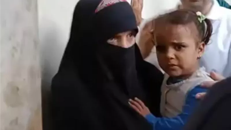 طفلة تلحق بشقيقتها بعد خطفها.. والأهالي يتمكنون من الإمساك بالمتهمة 