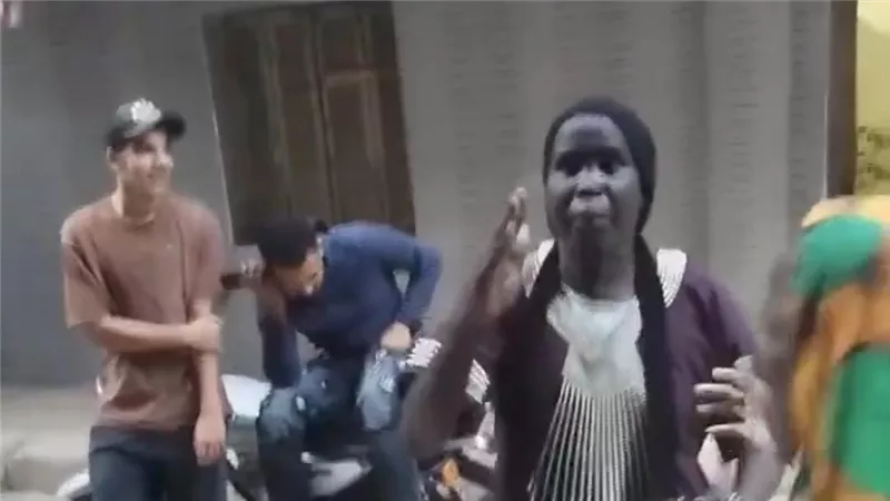 سيدة مصرية تستغيث بعد اعتداء سودانيين عليها داخل شقتها.. ومطالب بكشف الحقيقة