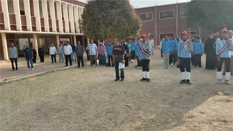 حداد على روح مدير تعليم إدفو الراحل خلال طابور الصباح بمدرسة الصناعية بنين بأسوان