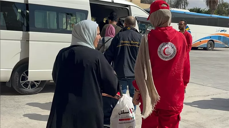 الهلال الأحمر المصري يستقبل الدفعة الـ 93 من الجرحى والمرضى الفلسطينيين ويودع المتعافين إلى بلادهم
