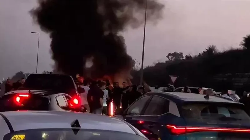 متظاهرون دروز يغلقون طريقا سريعا في إسرائيل احتجاجا على طعن شاب في يافا
