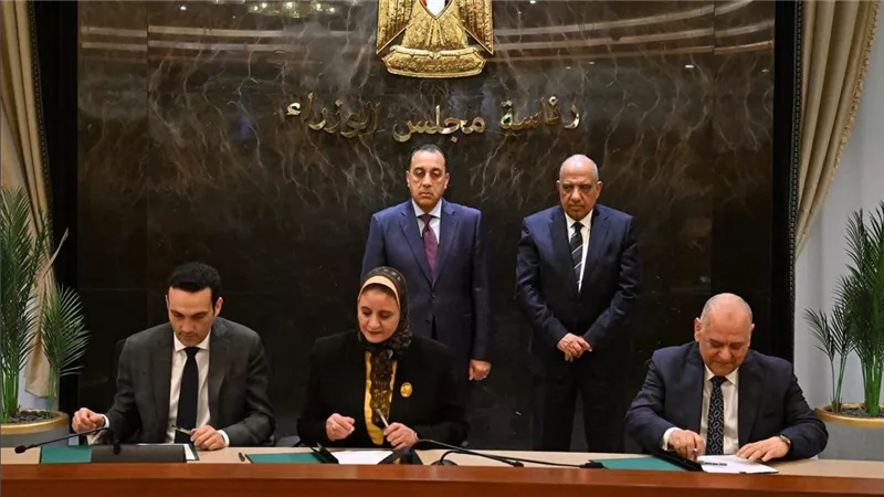 بحضور رئيس الوزراء.. توقيع ثلاث اتفاقيات بشأن تمويل وتنفيذ مشروع 