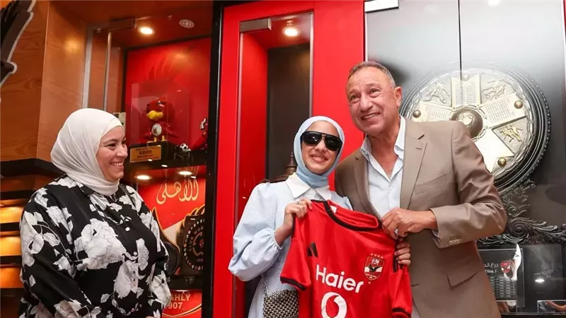 محمود الخطيب يستقبل مشجعي الأهلي من ذوي الهمم ويهديهم قمصان النادي 