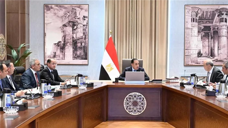 رئيس الوزراء يستعرض مقترحات لتطوير مطار العاصمة الجديدة والمنطقة المحيطة به