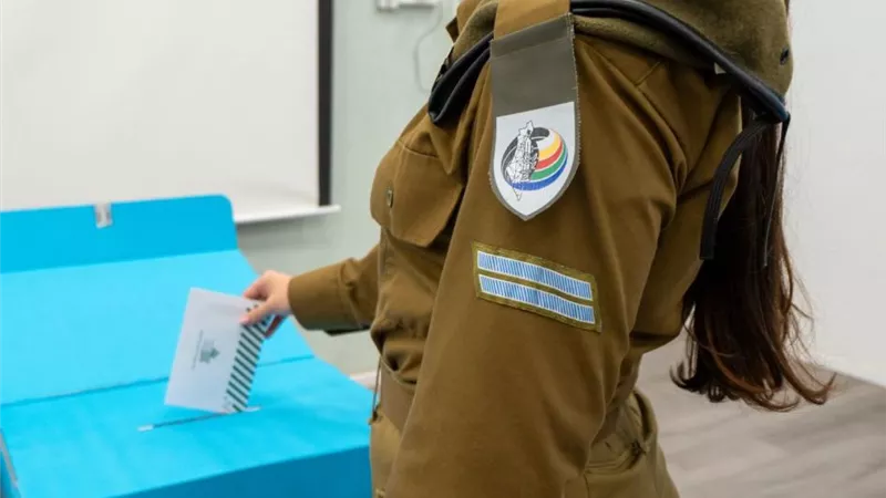 جندية إسرائيلية يدلي بصوته