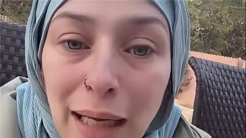 الفتاة 