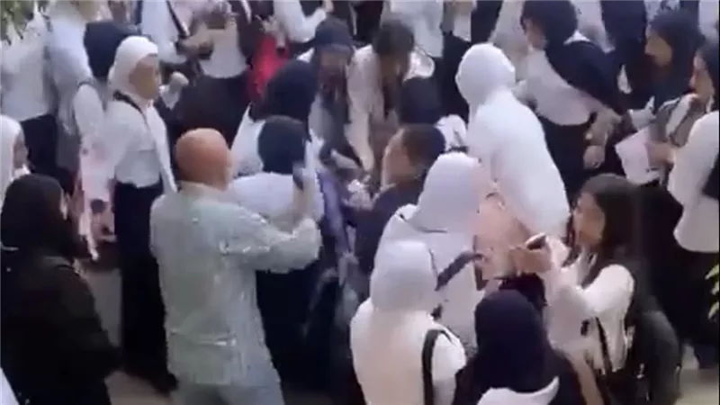 خناقة عنيفة بين طالبات داخل حوش مدرسة المطرية الثانوية بنات بالقاهرة.. والتعليم تحقق في الواقعة