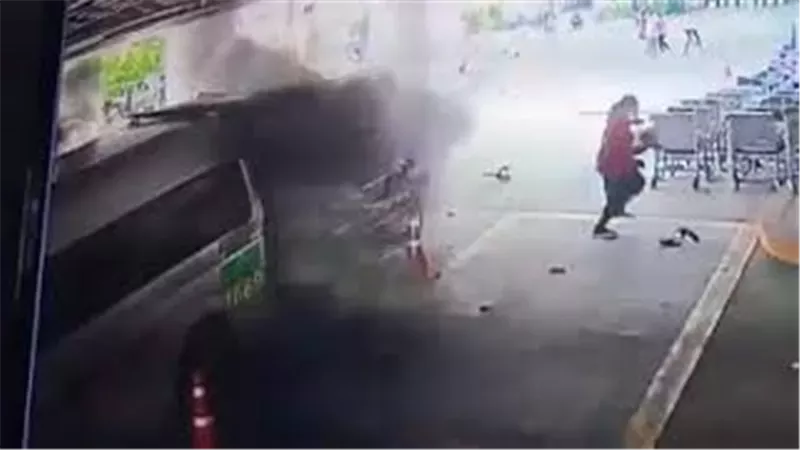 انفجار أسطوانة أكسجين داخل سيارة إسعاف 