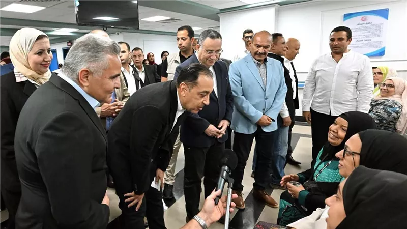 رئيس الوزراء يتفقد مستشفى السويس الجامعي ويوجه بتوفير الأدوية والمستلزمات الطبية