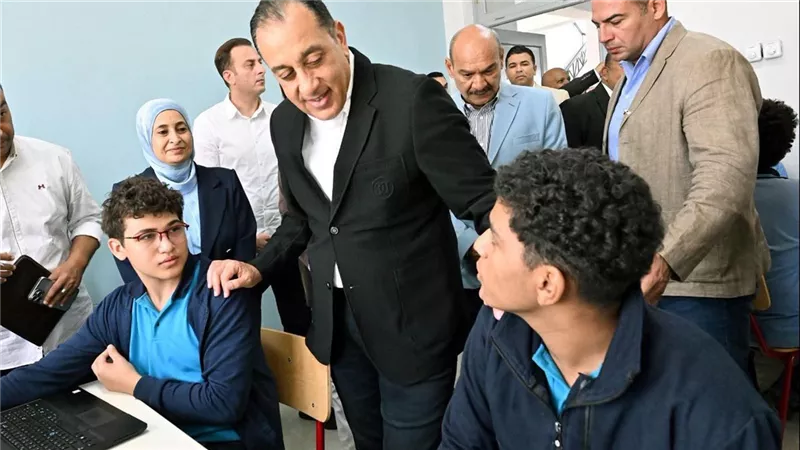 بعد افتتاحها.. رئيس الوزراء يتفقد مدرسة STEM بالسويس ويحاور الطلاب حول جودة التعليم