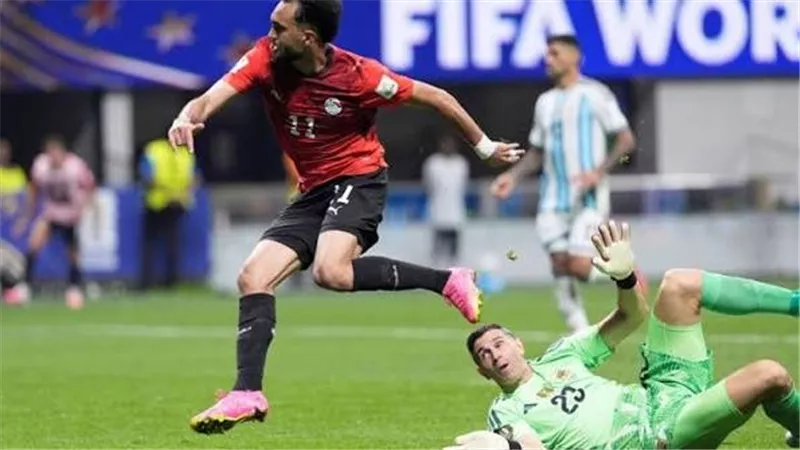 إيميليانو مارتينيز ومصطفى زيكو