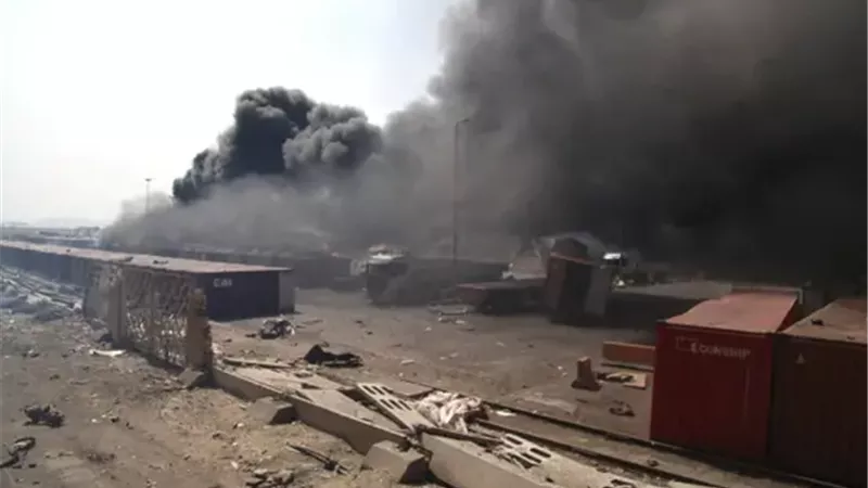 لليوم الثاني.. انفجار عدة حاويات واندلاع النيران بميناء «رجائي» في إيران 