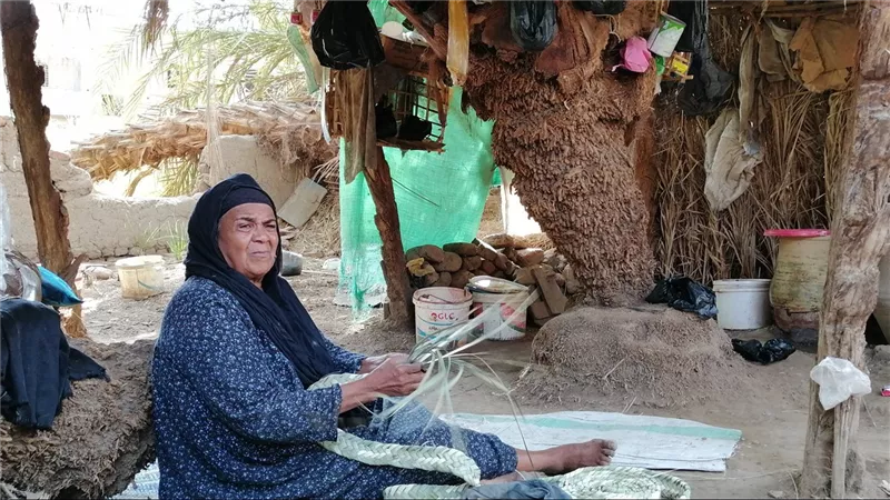 سيدة الصبر.. الحاجة باتعة أفنت عمرها في صناعة المقاطف: نفسي أجوز حفيدتي 