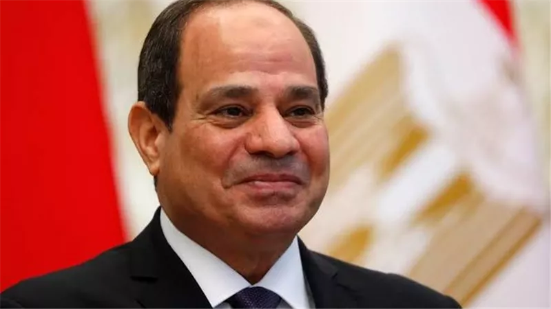 الرئيس السيسي يستقبل رئيس مجلس السيادة السوداني بمطار القاهرة