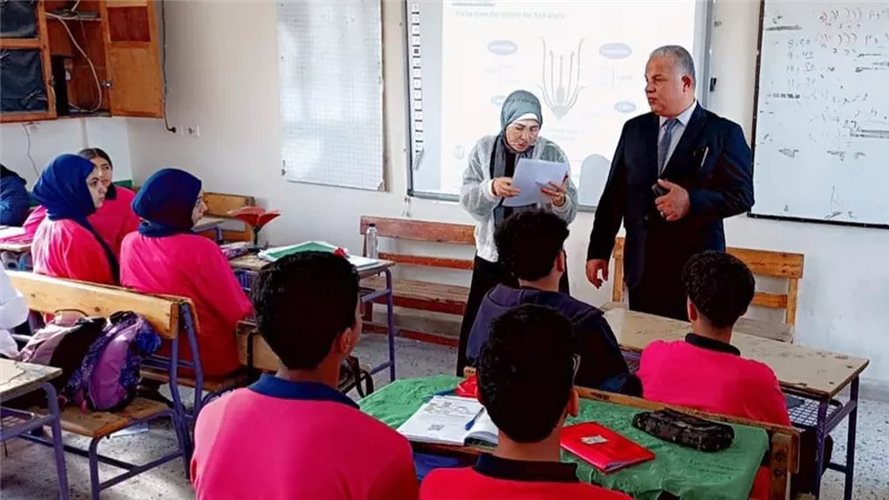 جولة ميدانية لمدير تعليم الفيوم بمدرسة المستقبل الرسمية للغات