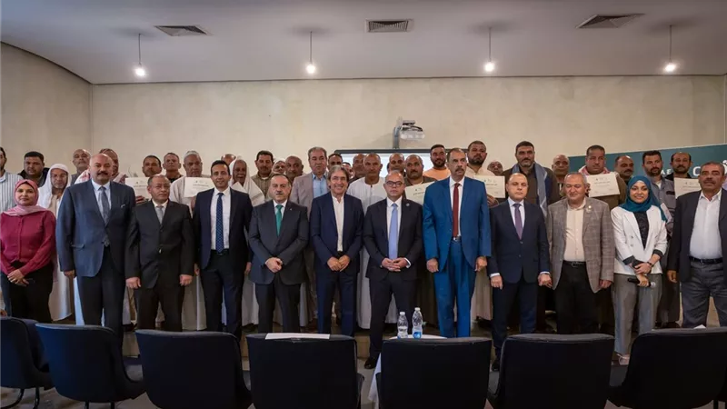تسليم عوائد بيع شهادات خفض انبعاثات كربونية لعدد من المزارعين بالمحافظات
