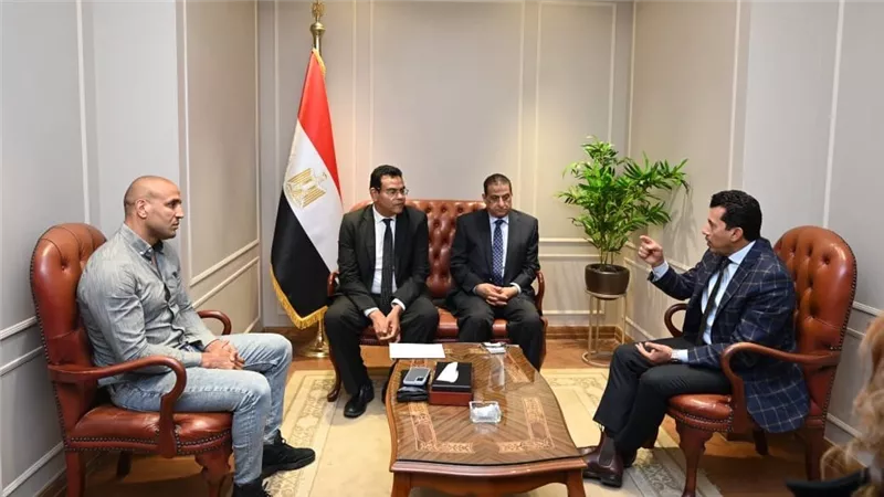 بعد مناشدة الرئيس السيسي .. وزير الرياضة يدعم الملاكم عرابي لحل أزماته