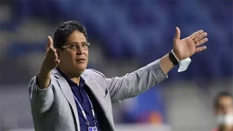 أيمن الرمادي يقود مران الزمالك بعد توليه تدريب الفريق 